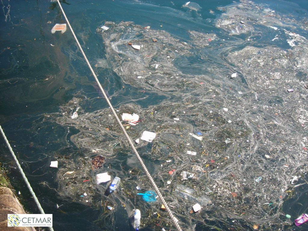 Floating marine litter in port areas