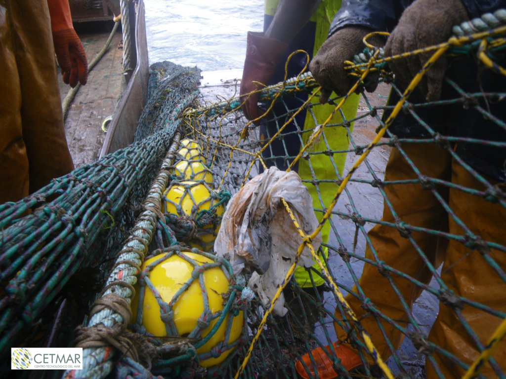 Floating marine litter in port areas