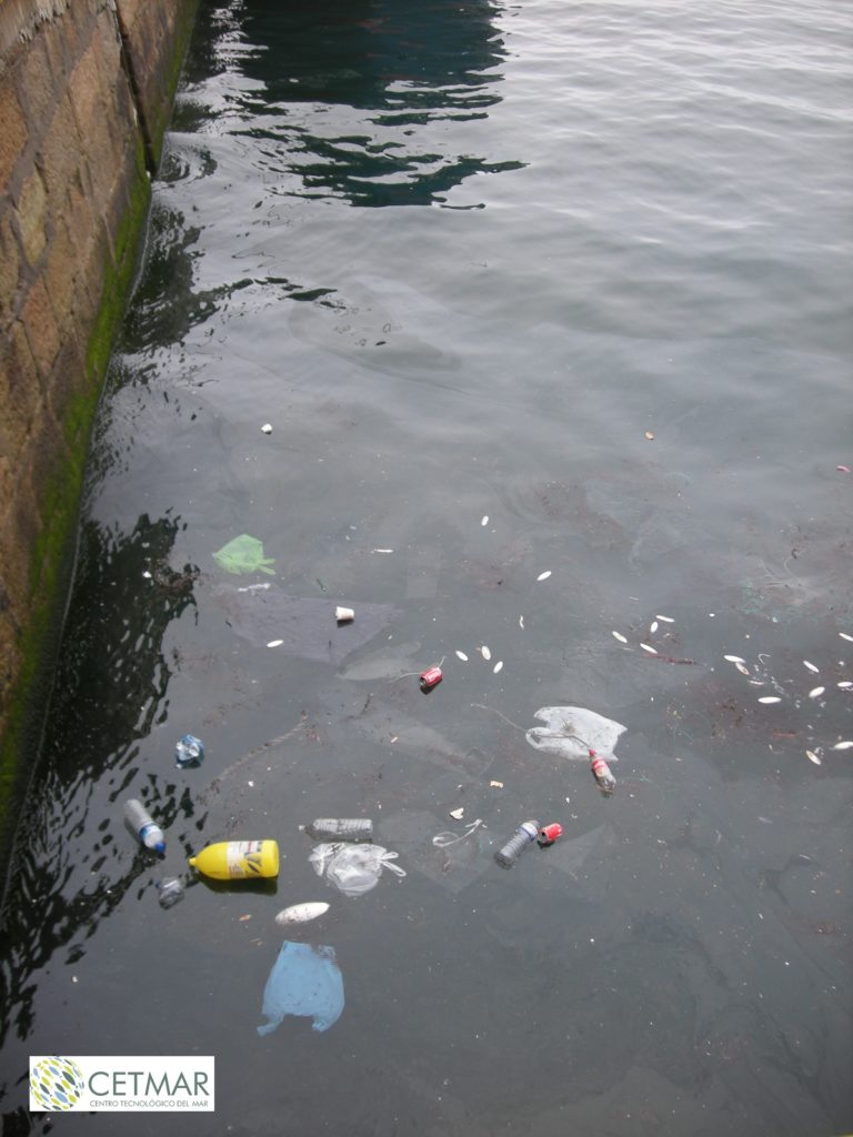Floating marine litter in port areas